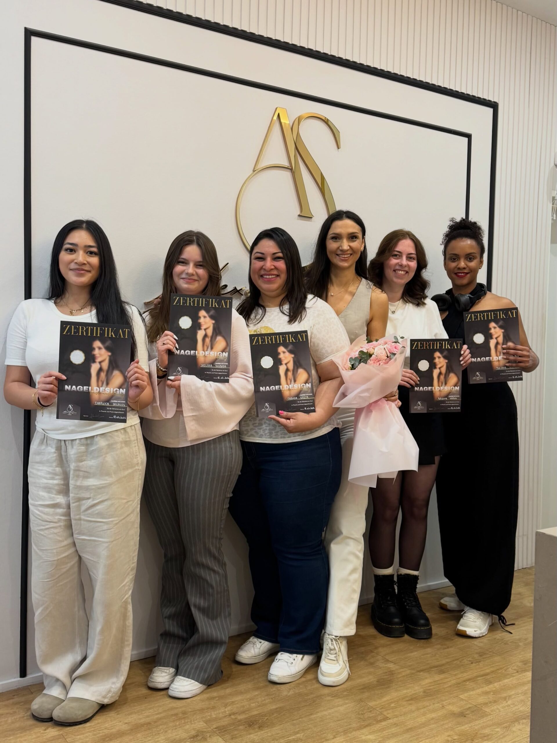 Five new nail designers out there, trained at Alexandra Soare Academy. 
Melissa @professional_nails.withglam and Charlene @cnailsj you find  in Vienna, Carmen @carmenezeta in Linz, Polika @polikafurtado in Budapest and Brigitta @brigitta.vr in Munich. 
They did amazing in those five days and I’m truly happy I got to be part of their journey.

#alexandrasoareacademy #nageldesignausbildung #nagelkurs #gelnägel #nageldesignerin