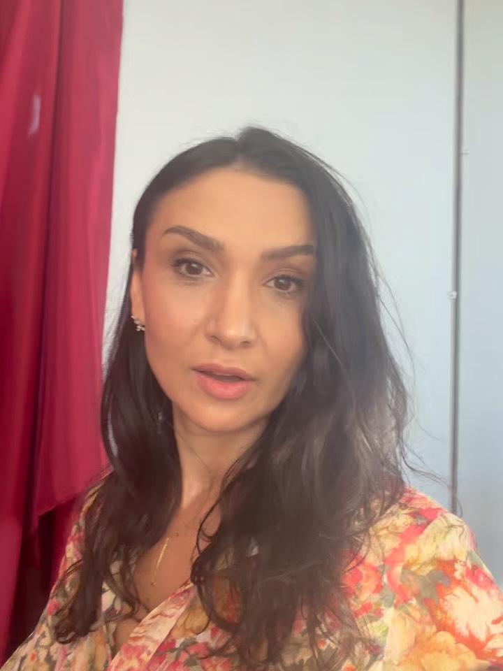 Zwei Tage Nail Queens Connect Romania = zwei ganz unterschiedliche Rollen. 🤍

Ich durfte dieses Jahr Teil von Nail Queens Connect Romania sein und zwei wunderschöne, intensive Tage mit so vielen talentierten Menschen aus unserer Branche verbringen.

Tag 1 stand ganz im Zeichen der Nail Competition und für mich hieß es: Jury Time. 🏆

Gemeinsam mit meinen Jury-Kolleginnen durfte ich die Arbeiten der Teilnehmerinnen ganz genau unter die Lupe nehmen, vergleichen und bewerten.

Und ich kann euch sagen: Jurorin zu sein bedeutet, eine Arbeit mit ganz anderen Augen zu betrachten.
Es geht nicht nur darum, ob etwas schön aussieht sondern um Technik, Architektur, Proportionen, Sauberkeit, Präzision und die korrekte Umsetzung der jeweiligen Kategorie.

Manchmal sind es wirklich die kleinsten Details, die am Ende den Unterschied machen.

In diesem Karussell nehme ich euch ein bisschen mit behind the scenes of judging und zeige euch meinen ersten Tag bei Nail Queens Connect. 🤍

Die Spannung mussten wir übrigens noch ein bisschen aushalten: Die Preisverleihung fand erst am nächsten Tag statt. 🏆
Die Gewinnerinnen, die Emotionen und einige ganz besondere Momente der Preisverleihung zeige ich euch deshalb im nächsten Post.

Und auch für mich ging es an Tag 2 in einer ganz anderen Rolle weiter: von der Jury auf die Bühne. 🎤 Dazu kommt natürlich ebenfalls noch mehr.

An alle Teilnehmerinnen: Ihr könnt unglaublich stolz darauf sein, euch mit eurer Arbeit einer Competition gestellt zu haben. 🤍

With my dear colleagues 🤍Different eyes. Different experience. One responsibility: fair judging.

First category Short nails & French

Bewerten bedeutet so viel mehr als nur zu entscheiden, was schön aussieht.

Second category: Modern Almond

Third Category: Art hand painted here some of my favs 🥰

🔥

🔥

🔥

We also Hand fun, some Need to Work the others need to eat 😁

When the competition was over, I was allowed inside the competition room

In between short break 🥰

Dinner together 🤍